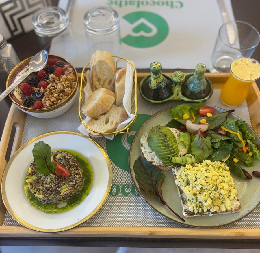 Brunch Chocolathé — smoothie bowl, avocat, œufs brouillés, quinoa