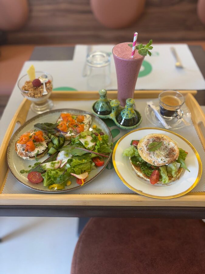 Brunch sportif — tartines saumon, smoothie protéiné, yaourt granola