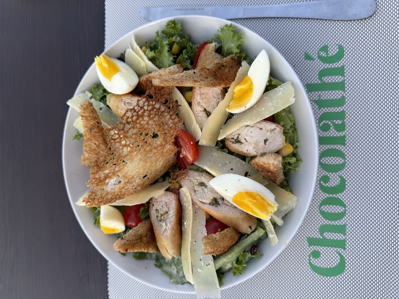 Salade César — poulet grillé, œufs, croûtons, parmesan