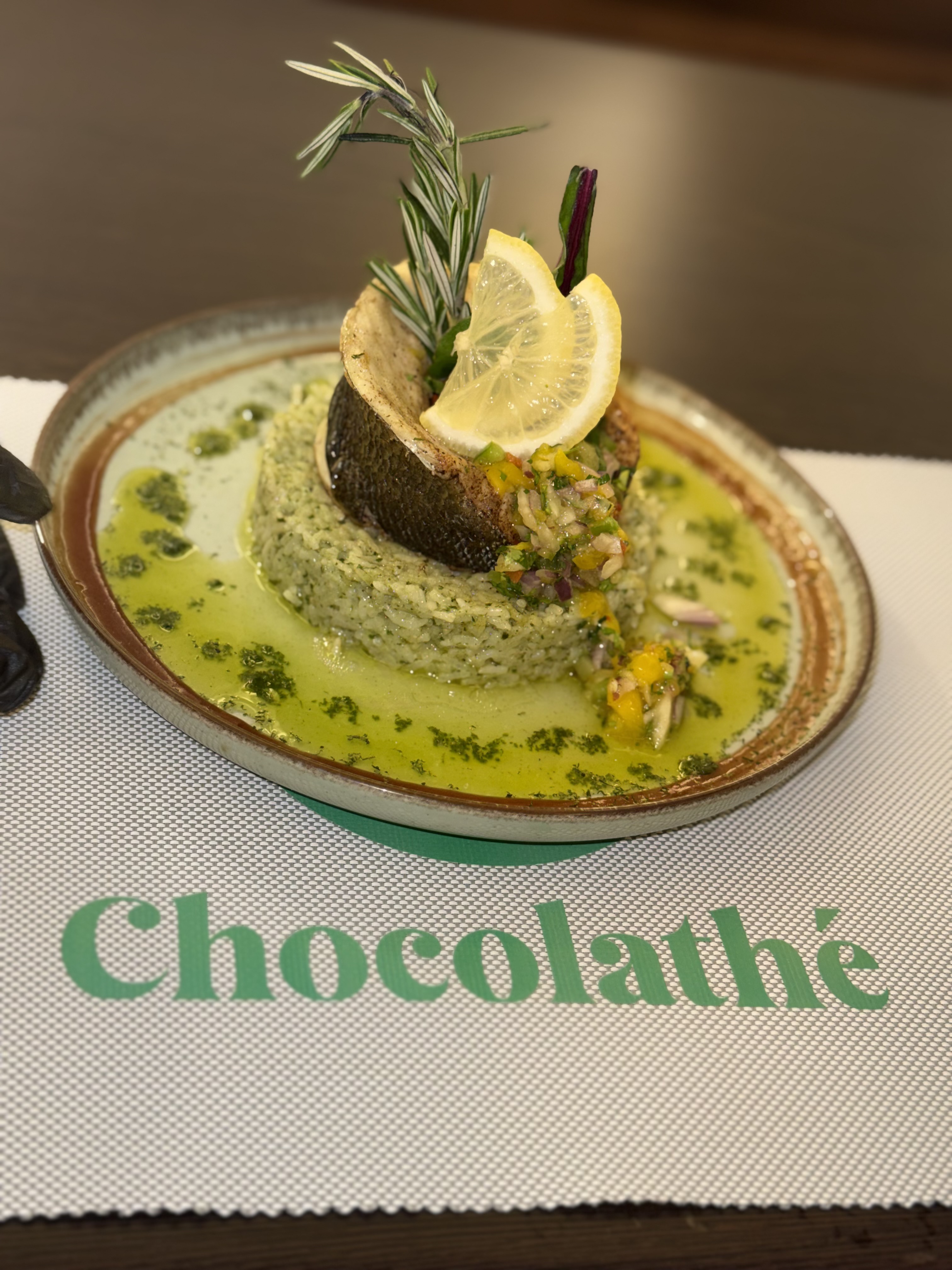 Filet de poisson du jour — timbale de riz vert aux herbes, sauce maison, citron, romarin